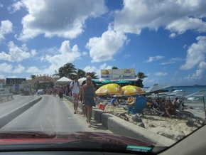 Narrow path at the Maho Beach