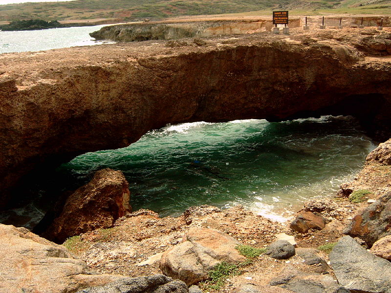 800px-Aruba_natural_bridge